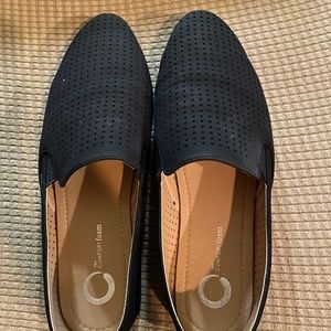 Women’s black flats